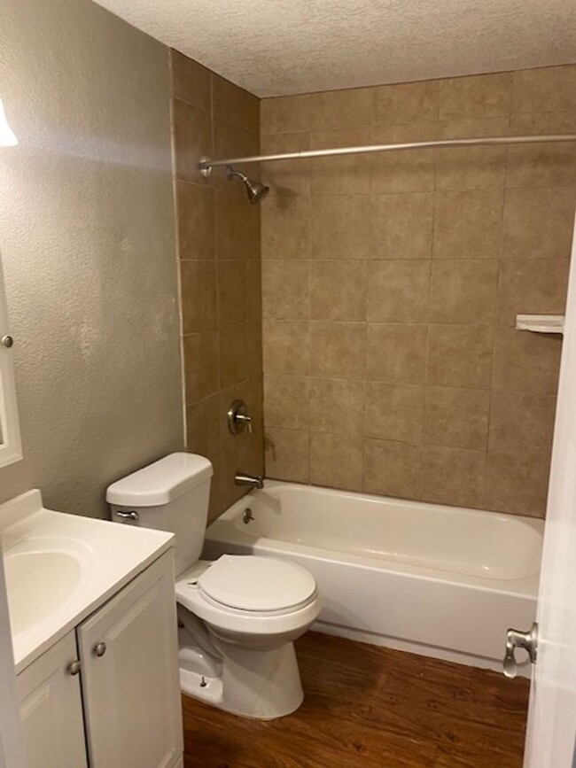 Foto del edificio - 2 Bedroom 1 Bathroom - Located At Lakewood...