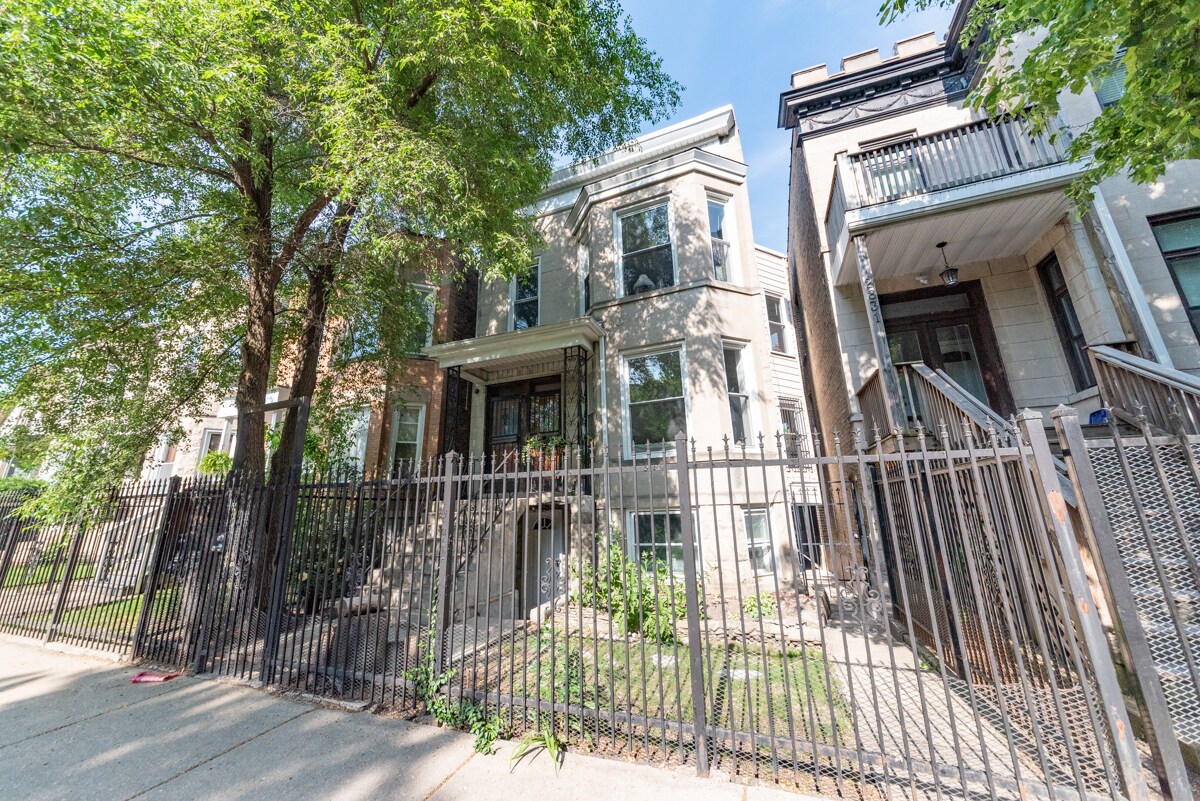 Foto principal - 2833 N Albany Ave