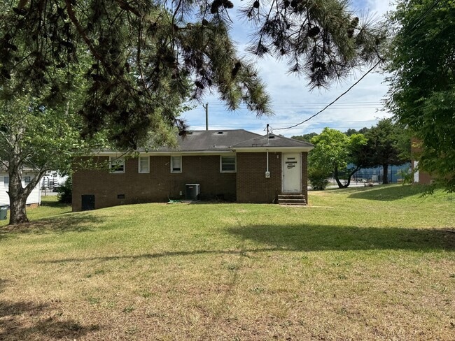 Building Photo - 1813 Ashcraft Ave