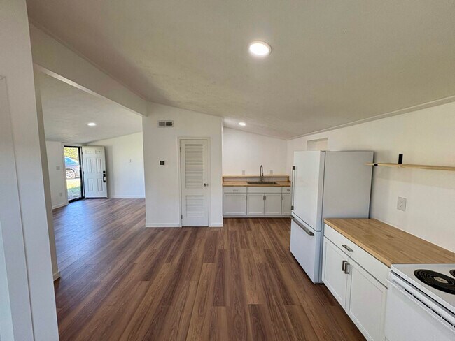 Building Photo - 3028 Virginia St