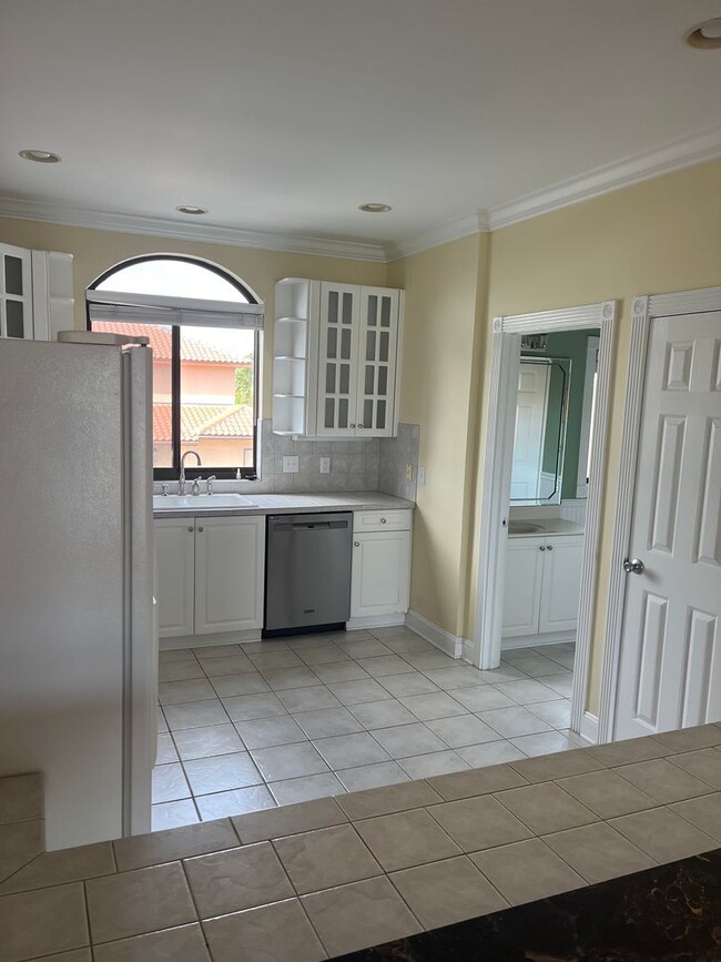Building Photo - Townhome with Amazing View