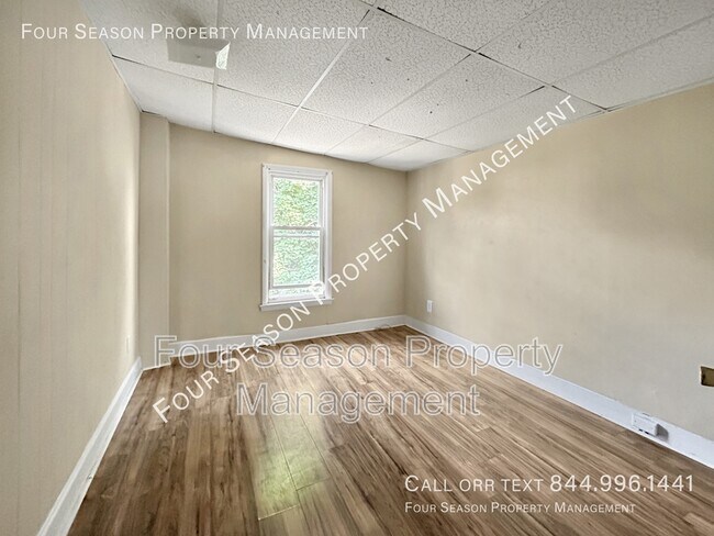 Building Photo - 306 S Locust St