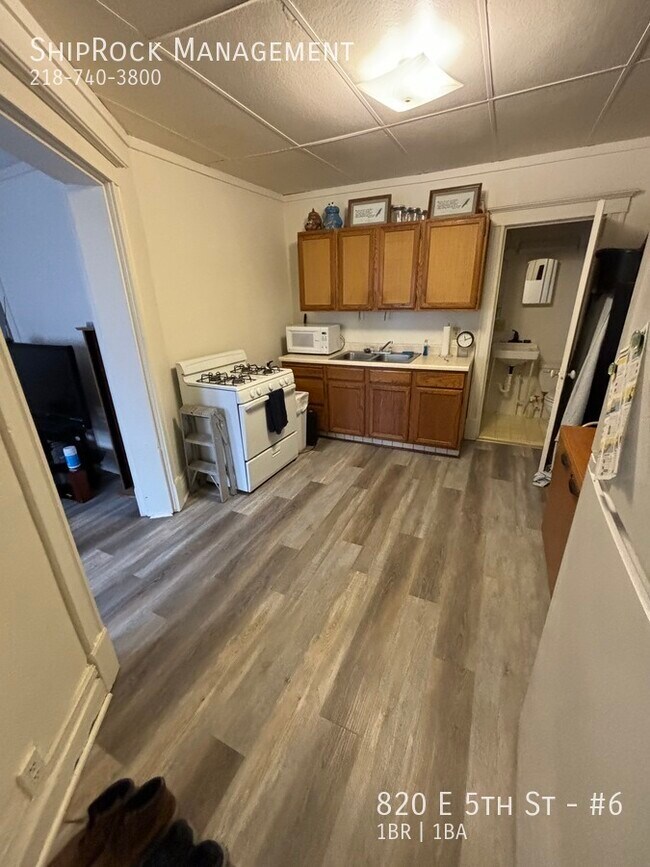 Foto del edificio - 820 E 5th St