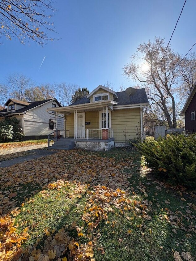 Foto principal - Three bedroom one bathroom home for rent