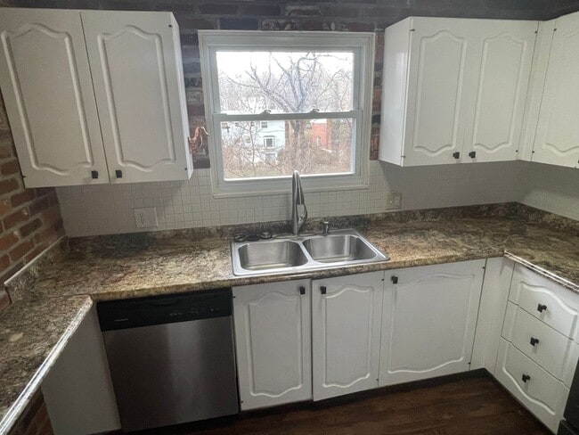 Building Photo - Beautiful 2 Bedroom/2 Bath condo in Parkwa...
