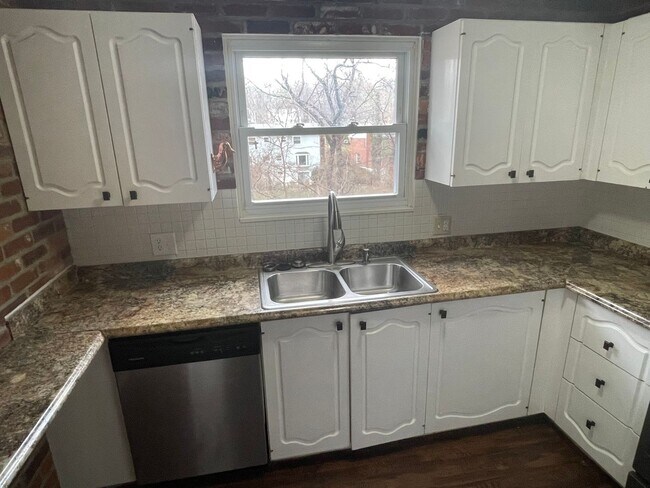 Foto del edificio - Beautiful 2 Bedroom/2 Bath condo in Parkwa...