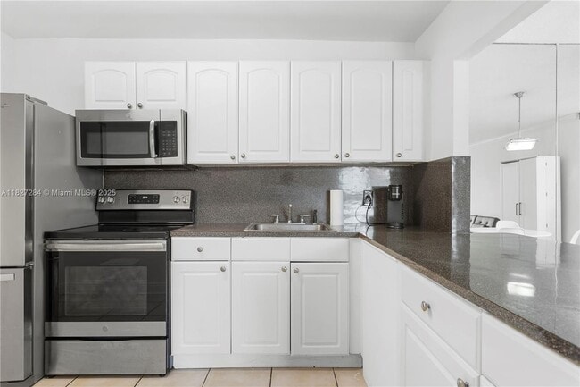 Building Photo - 9440 W Bay Harbor Dr