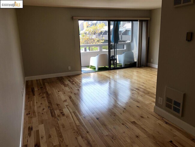 Dining room looking on to living room and porch - 5 Embarcadero W