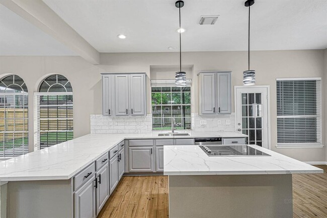 Foto del edificio - 8827 Lawncliff Ln