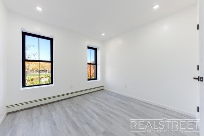 Foto del edificio - Brand New 4 Bed 3 bath Upper Duplex in Bed...