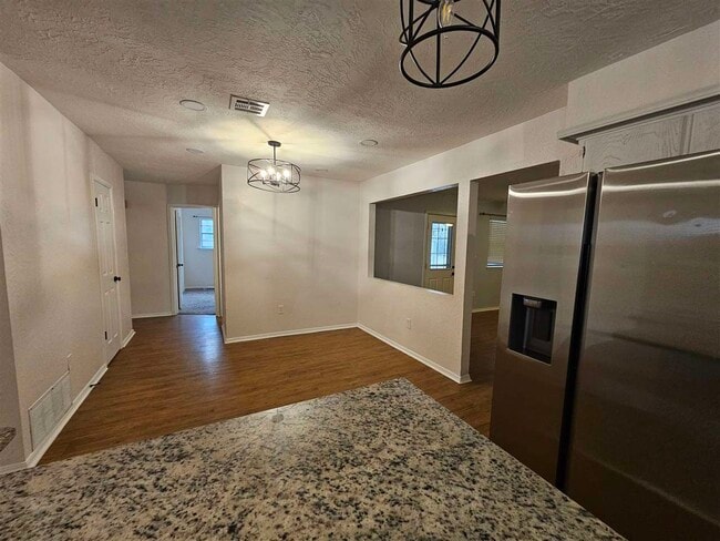 Building Photo - 5418 NW Cottonwood Dr