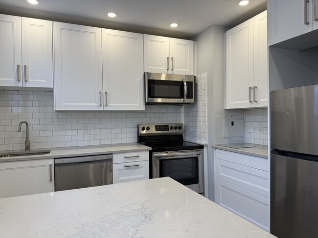 Building Photo - 449 Concession St