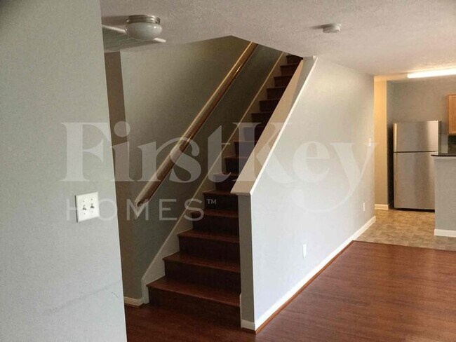 Foto del edificio - 1210 Larks Trace Ln
