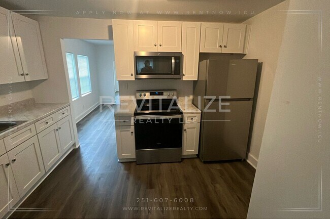 Building Photo - Beautiful Renovated 3 Bedroom/2 Bathroom H...