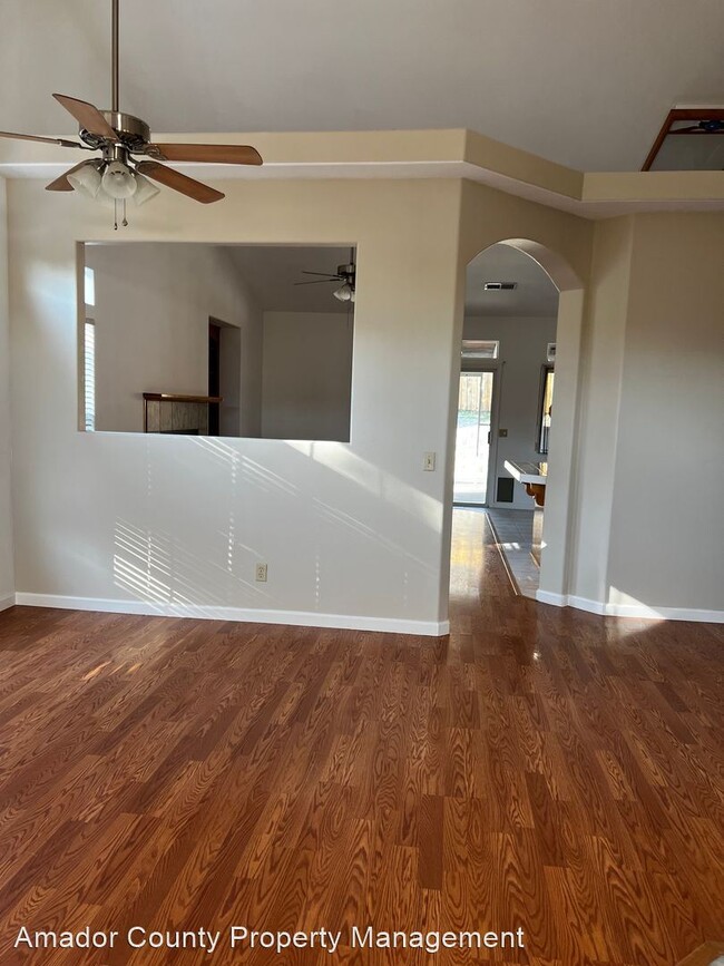 Building Photo - 4 br, 3 bath House - 707 Vista Ln