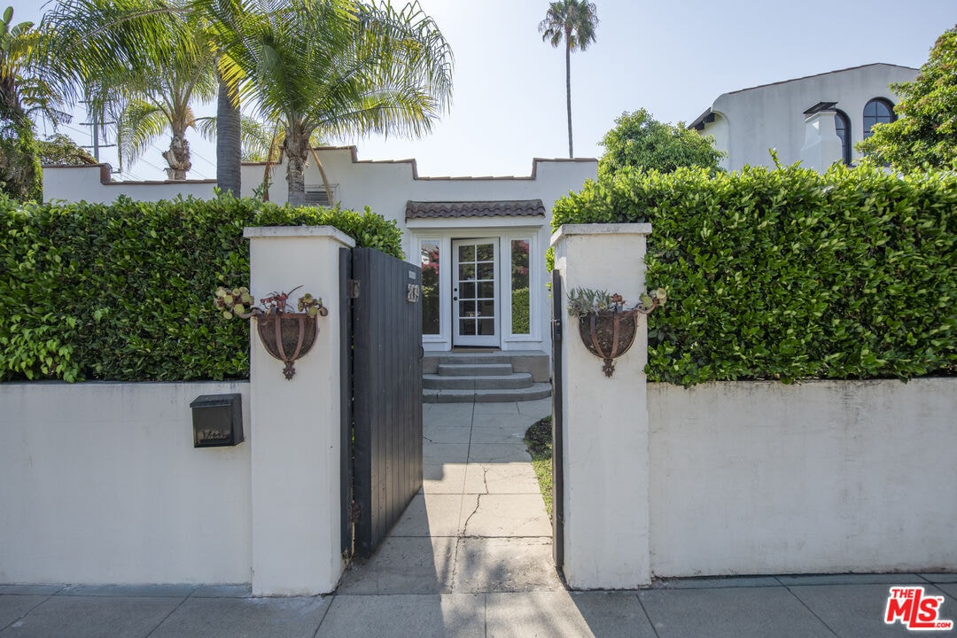 Foto principal - 809 N Stanley Ave