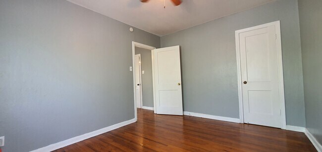 Foto del edificio - CHARMING and QUAINT 3 bedroom 1-1/2 bath d...