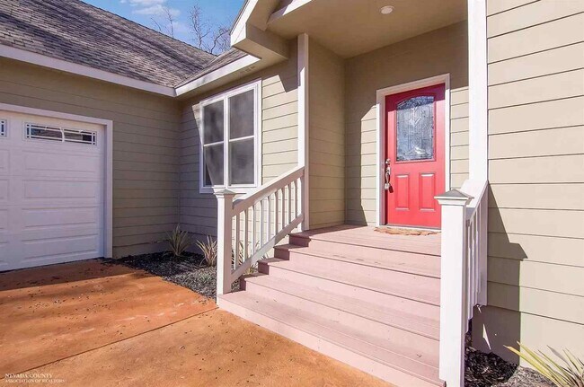 Building Photo - 3 bedroom, 2 bath home plus large loft in ...