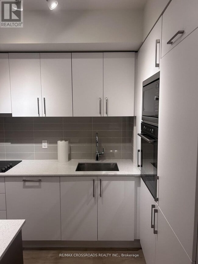 Building Photo - 576 Front St W