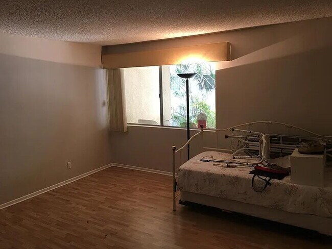 Foto del edificio - Beautiful One Bedroom with plenty of additional spaces for storage