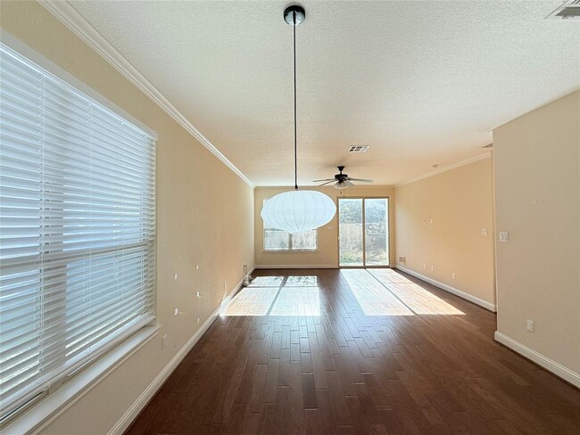 Foto del edificio - 2505 Amur Dr