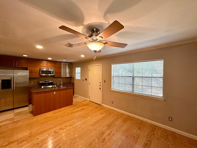 Foto del edificio - 2/2.5 Townhome in Desirable North Austin