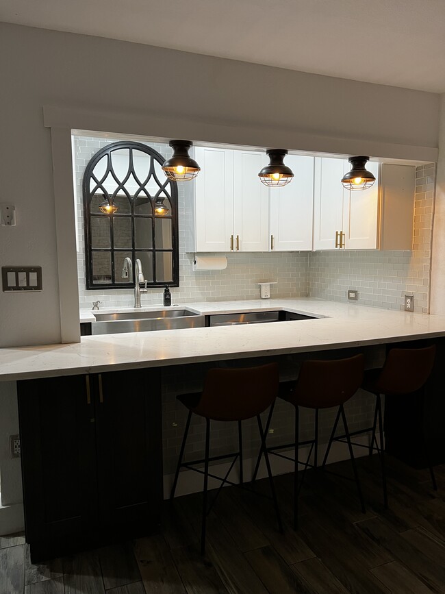 Kitchen - Counter level bar seating area - 1301 S Howard Ave