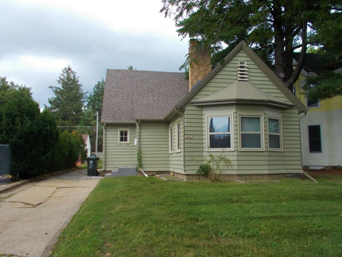 424 E Bloomington St, Iowa City, IA 52245 House Rental in Iowa City