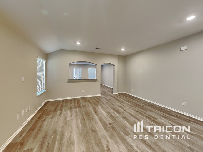 Building Photo - 2601 Hutchins Dr