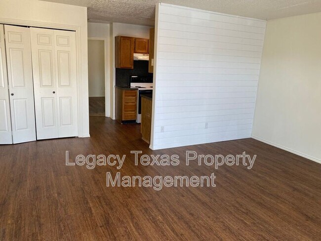 Building Photo - 1412 Courtney Pl