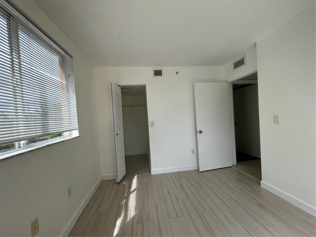 Foto del edificio - 17602 NW 25th Ave