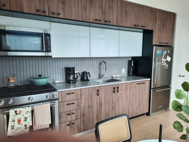 fabulous kitchen, microwave, dishwasher, fridge with freezer, gas stove, beautiful cabinets - 4428 Purves St