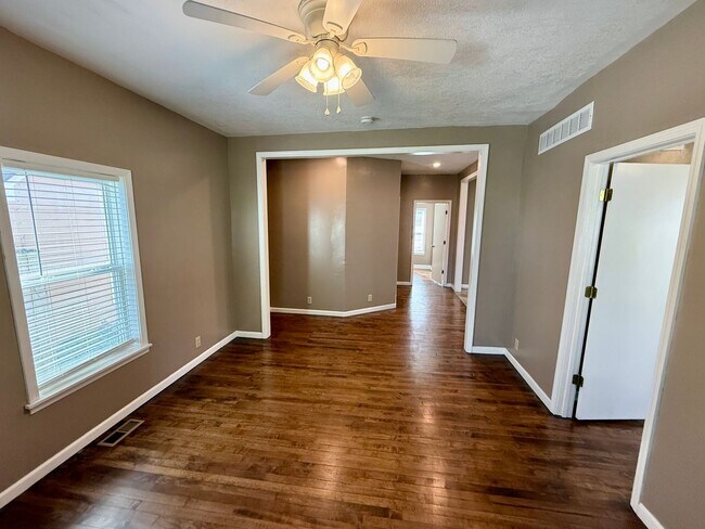 Building Photo - 1132 S Dodgion Ave