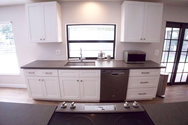 Foto del edificio - 700 N Perry Ave