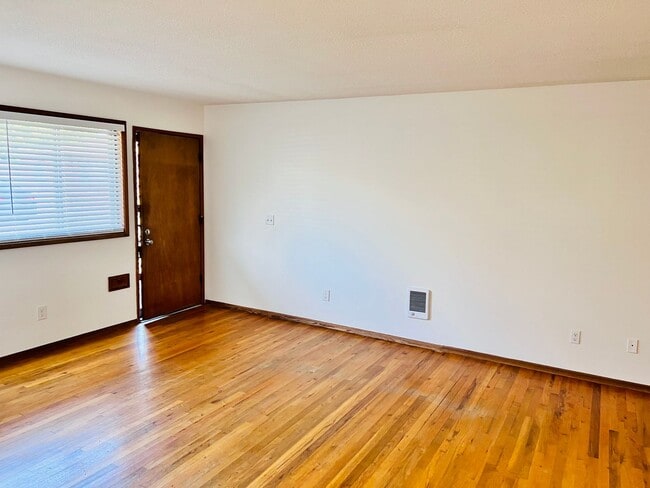 Building Photo - Single level 1 bed meets Mid-Century cool