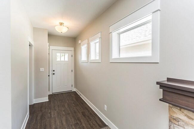 Foto del edificio - Spacious 4-Bedroom Home in Urbandale | Fin...