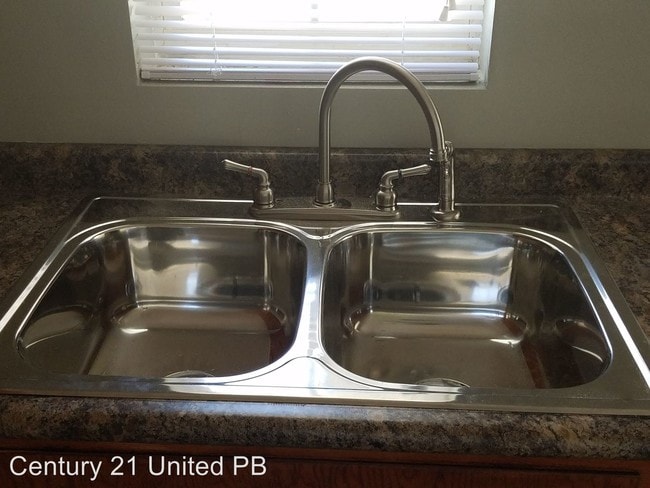 Foto del edificio - 3 br, 1 bath House - 1021 E 6th