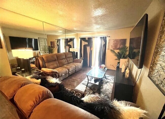Building Photo - 2830 S Bartell Dr