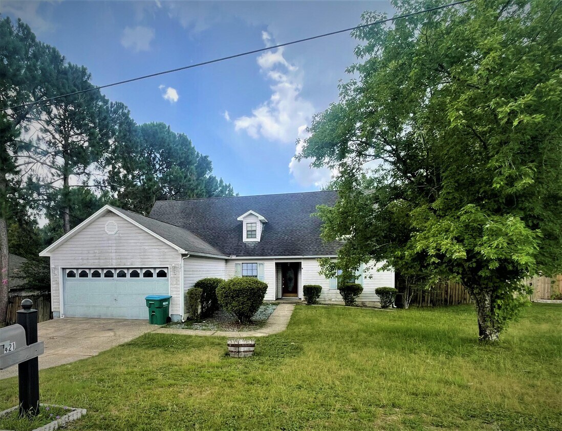 Primary Photo - 421 Juniper Dr