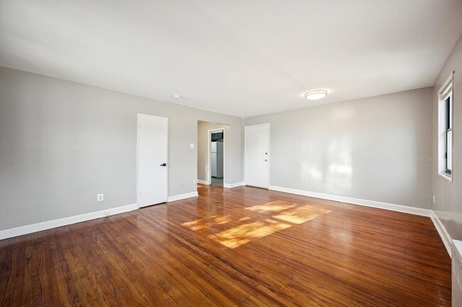 Building Photo - 121 Forest Ave