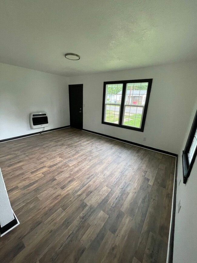 Building Photo - 2/1 newly renovated for $900/month