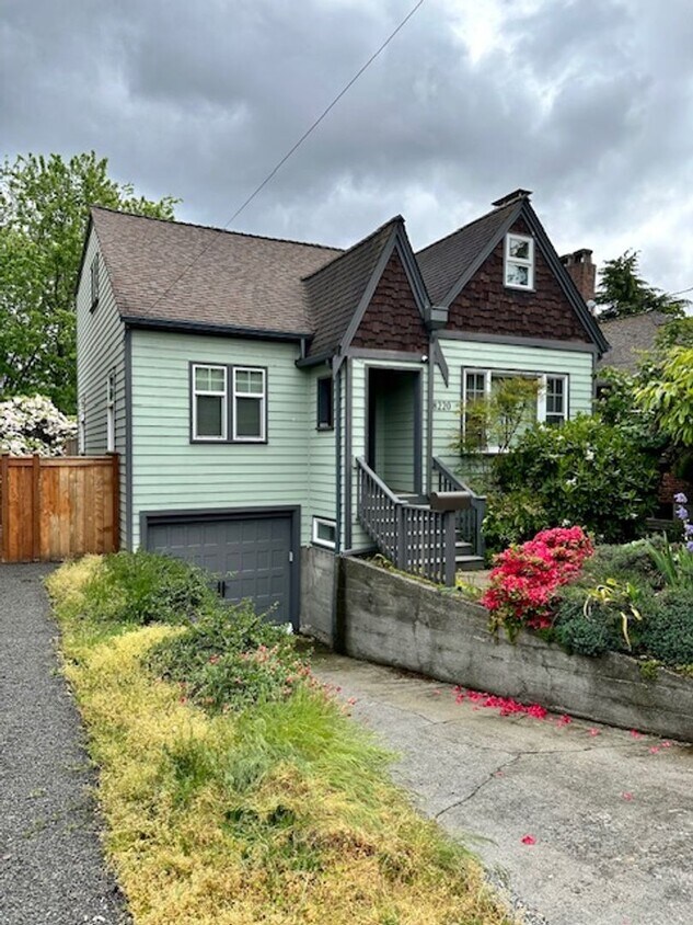Primary Photo - Spacious 4 Bedroom Home Minutes from Green...