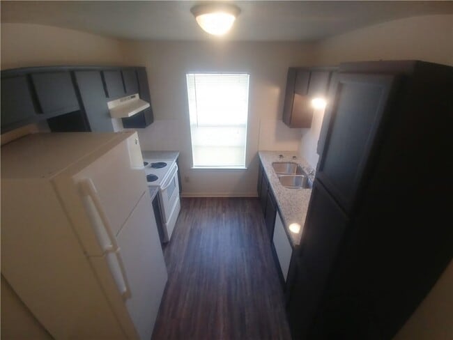 Building Photo - 703 San Saba Dr