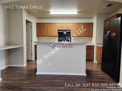 Foto del edificio - 5402 Tomas Cir.