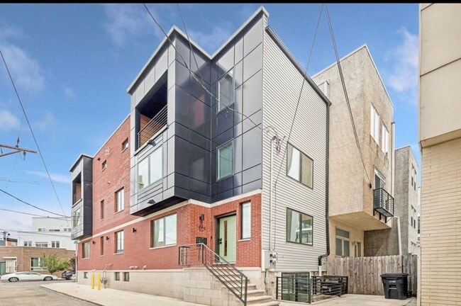 Building Photo - 1846 Vineyard St