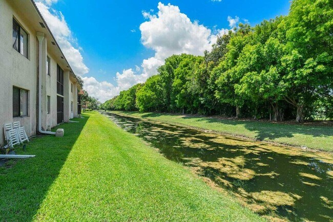 Foto del edificio - 341 Lakeview Dr