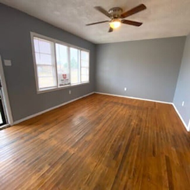 Building Photo - $0 First Month's Rent / $0 Deposit at Move-in