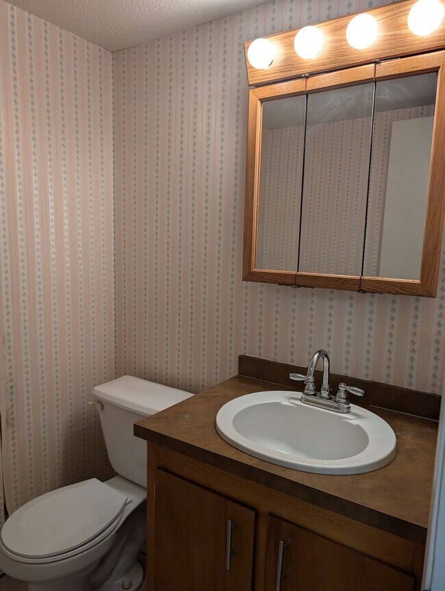 Building Photo - Townhouse 3/2.5 Fenced