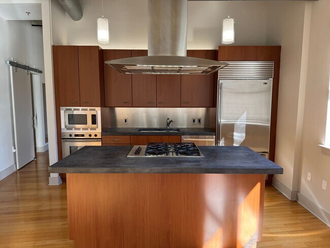 Building Photo - One Bedroom Loft Condo in Midtown, Atlanta