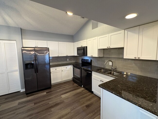 Foto del edificio - 3/2 with 2 car garage in great location